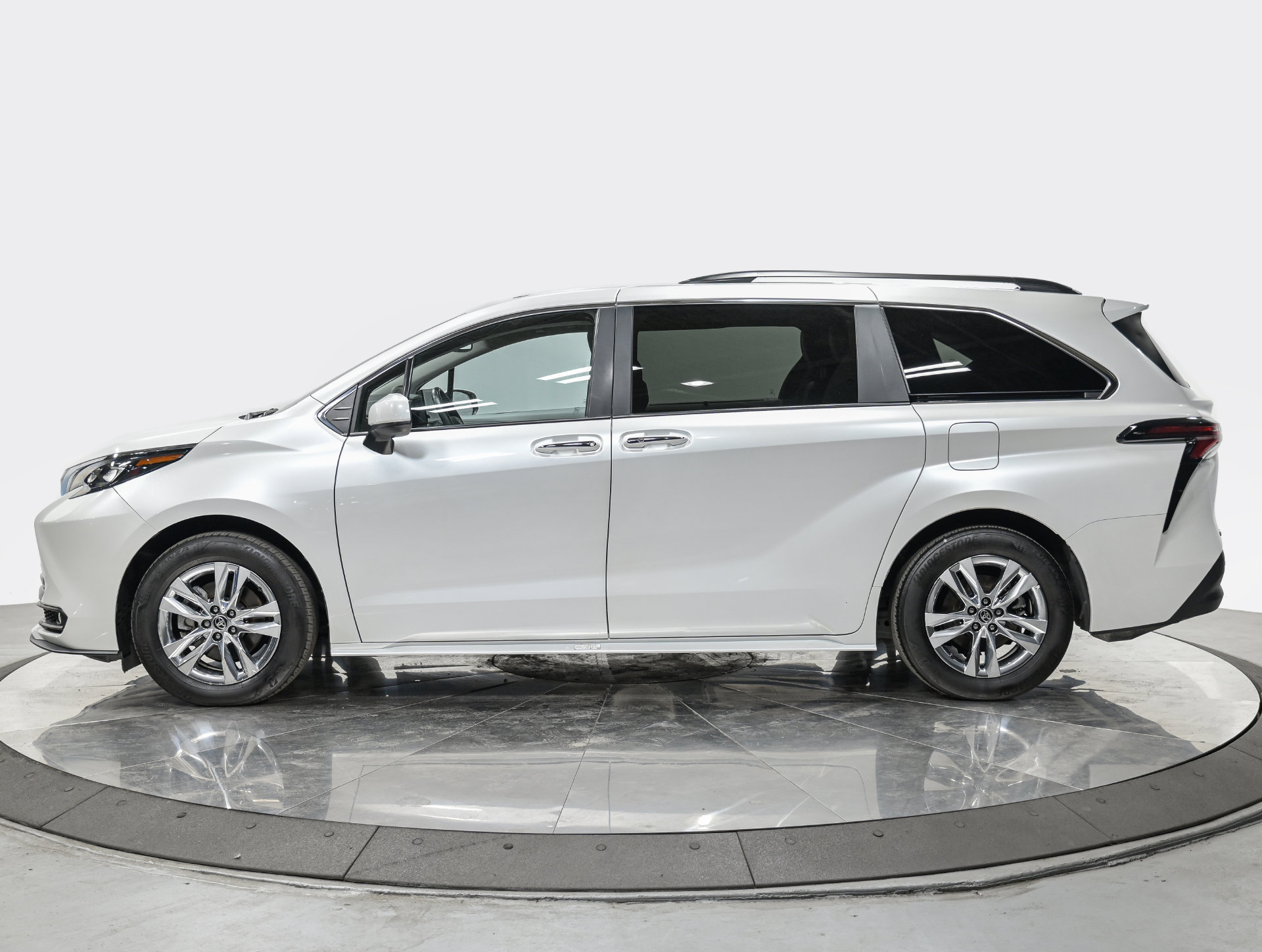 Used 2025 Toyota Sienna XLE w/ XLE Plus Package AWD/4WD image 2
