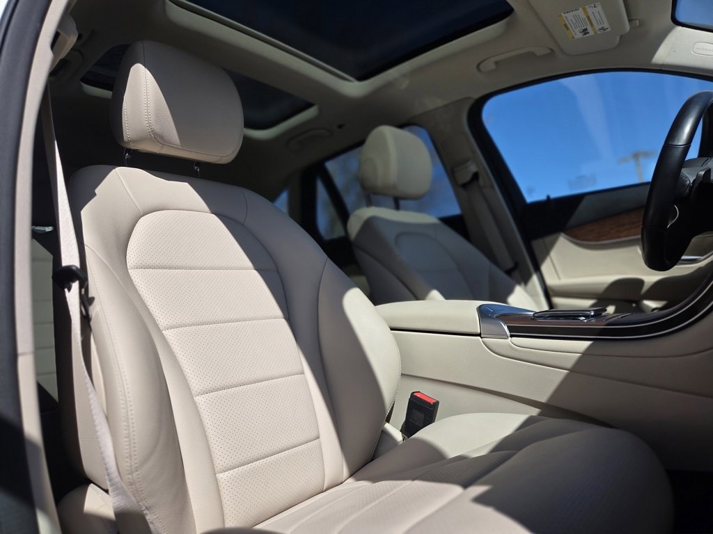 Used 2022 Mercedes-Benz GLC 300 4MATIC w/ Premium Package Lite image 28