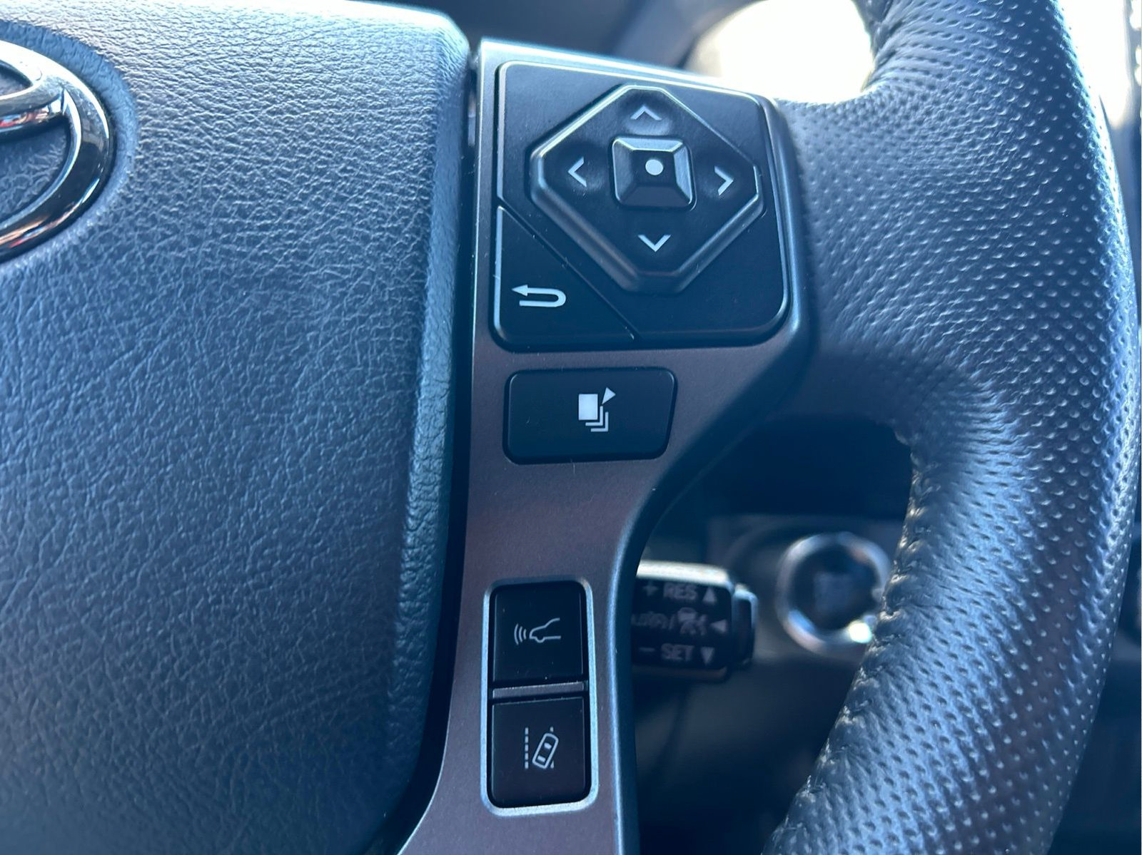 Used 2020 Toyota Tacoma TRD Off-Road AWD/4WD image 15