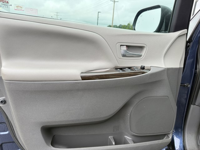 Used 2020 Toyota Sienna XLE Premium AWD/4WD image 31