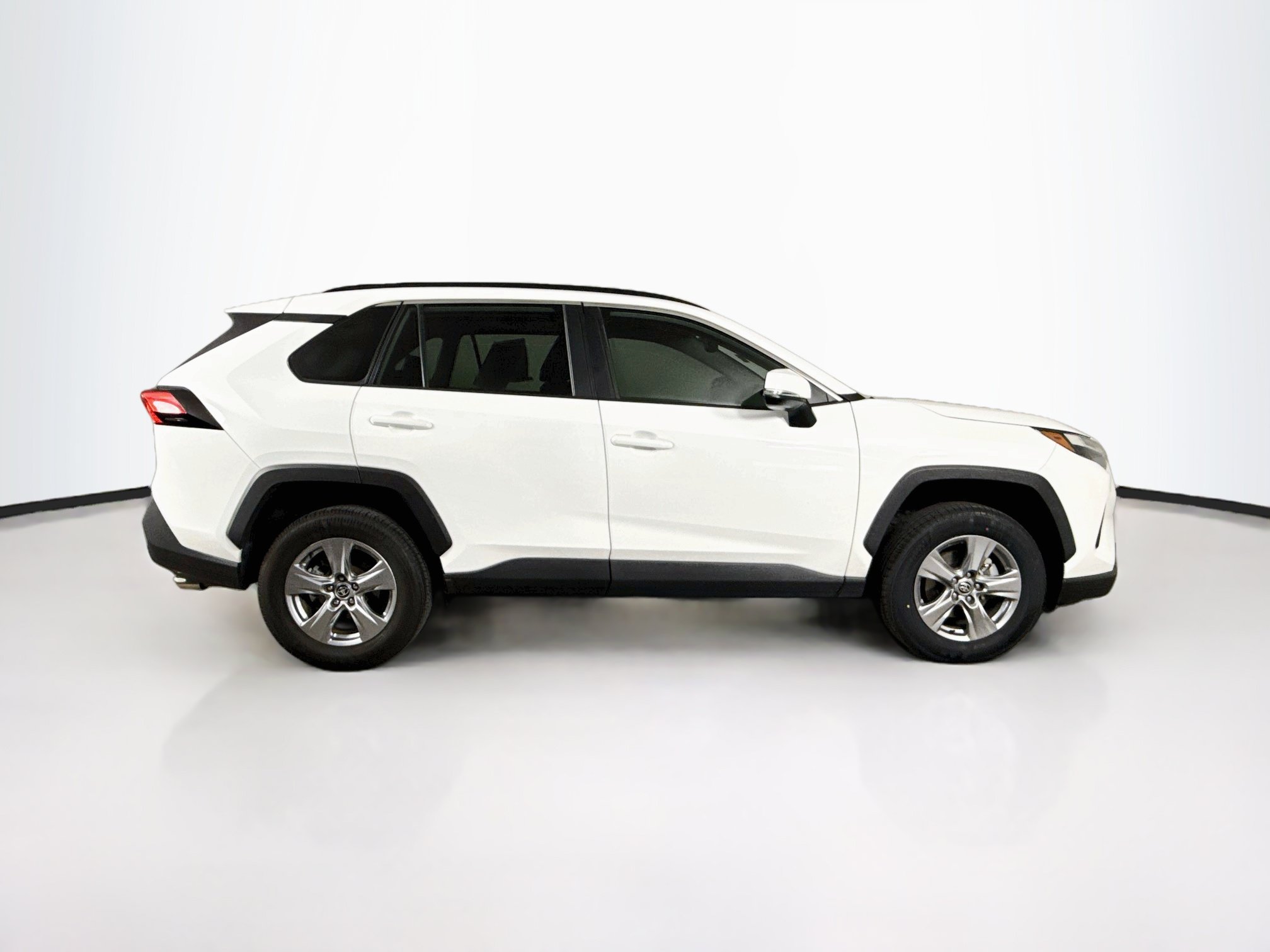 Used 2022 Toyota RAV4 XLE w/ Convenience Package FWD image 2