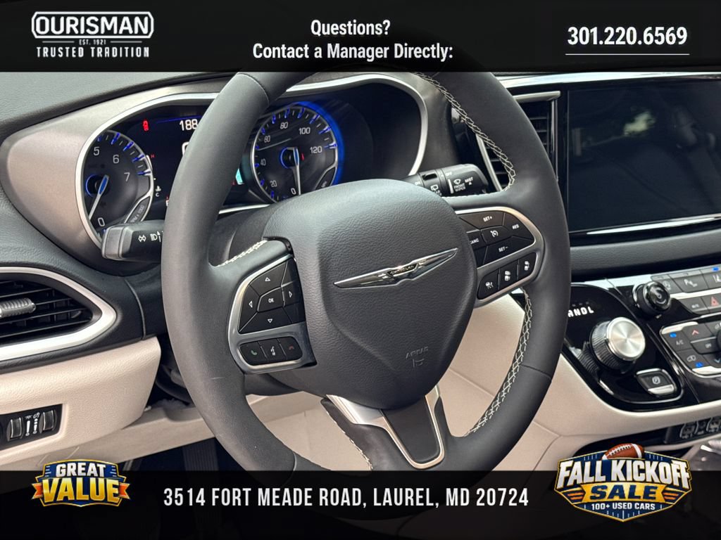 Used 2024 Chrysler Pacifica Touring-L FWD image 9