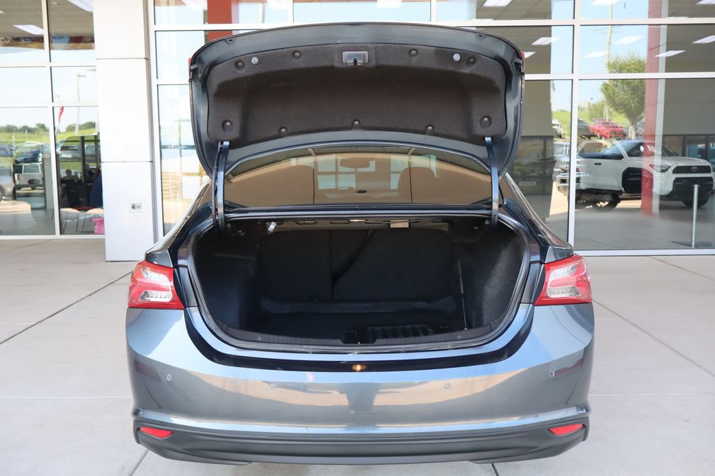 Used 2019 Chevrolet Malibu LT w/ Leather Package FWD image 8