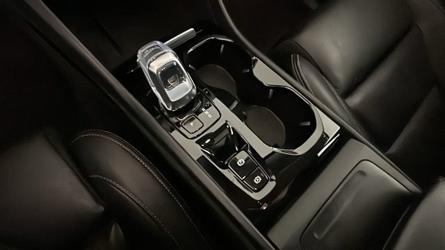 Used 2023 Volvo XC40 B4 Ultimate FWD image 19