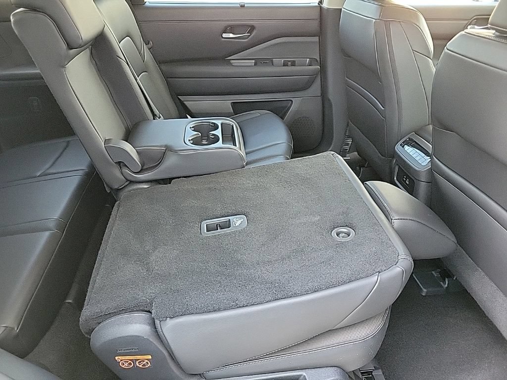 Used 2025 Nissan Pathfinder SL AWD/4WD image 17