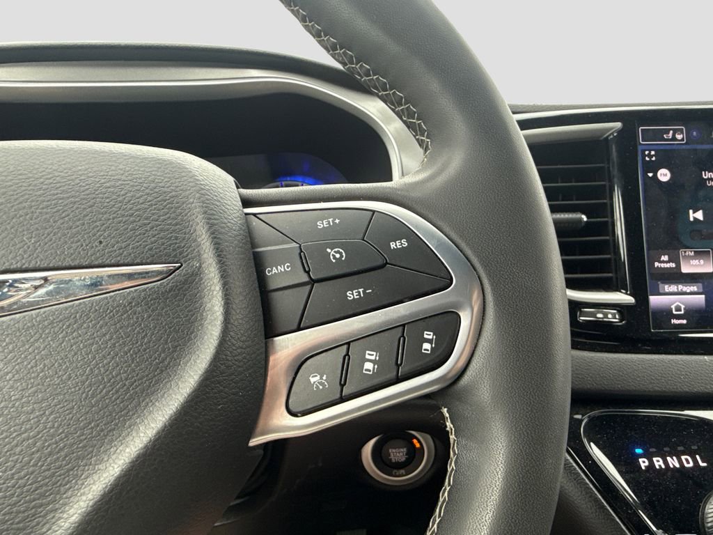 Used 2025 Chrysler Pacifica Select FWD image 17