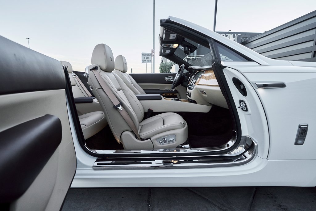 Used 2017 Rolls-Royce Dawn image 25