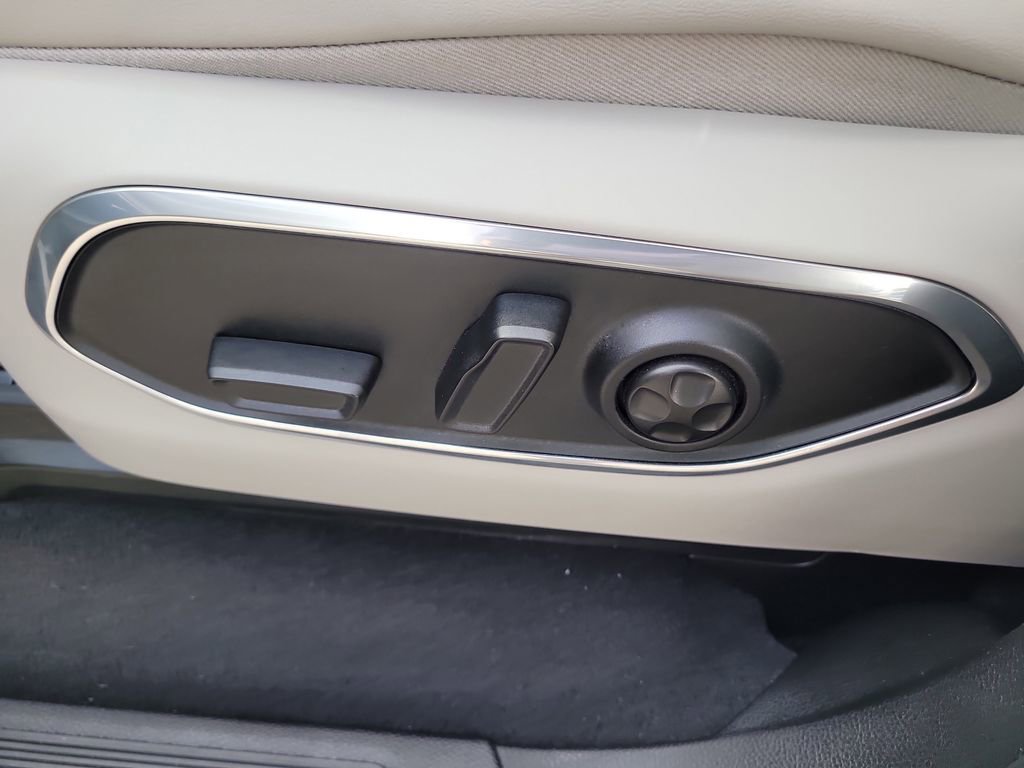 Used 2023 Jeep Wagoneer L 4WD w/ Premium Group I image 25