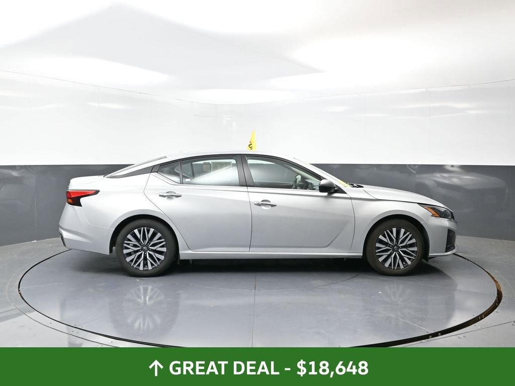 Used 2024 Nissan Altima 2.5 SV image 3