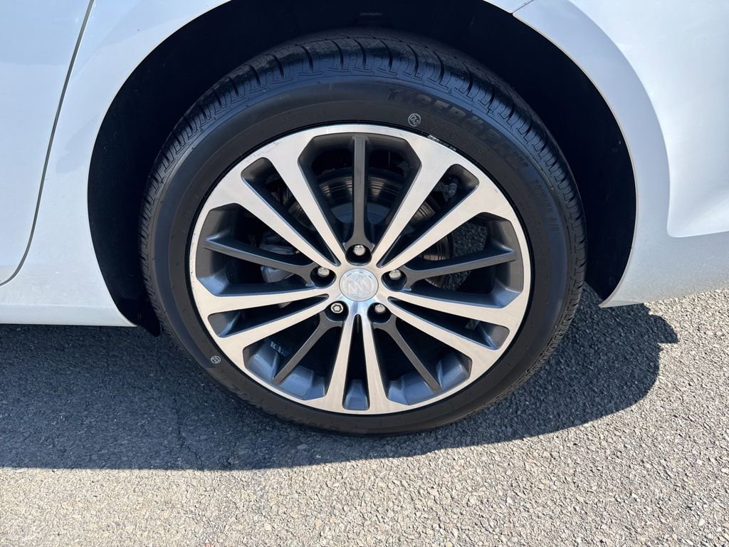 Used 2018 Buick Regal Essence w/ Sights and Sounds Package FWD image 8
