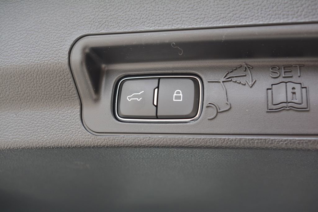 Used 2022 Ford Explorer XLT w/ Equipment Group 202A image 26