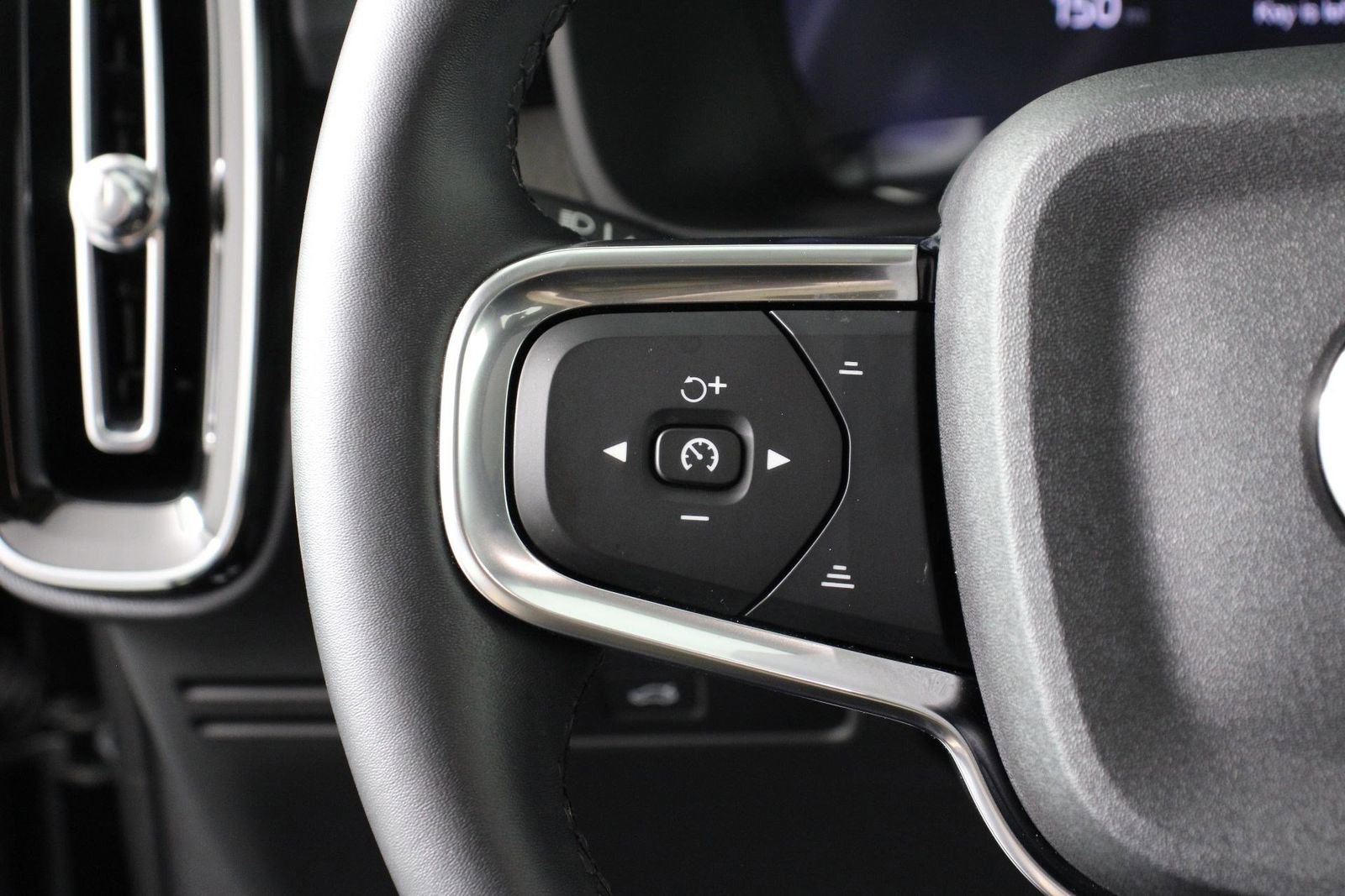 Certified 2025 Volvo XC40 B5 Plus AWD/4WD image 10