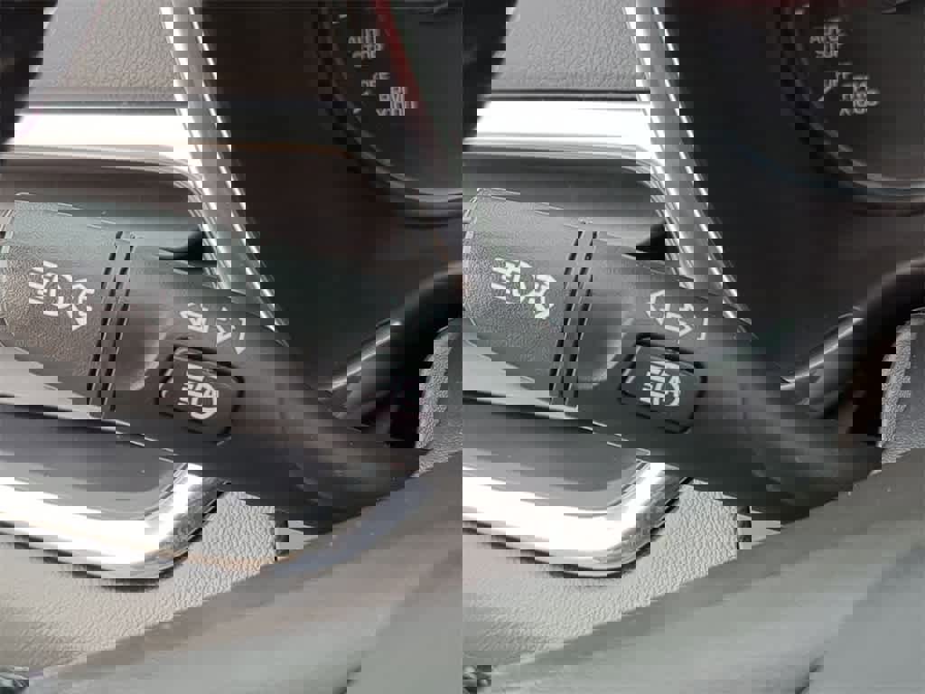 Used 2019 Chevrolet Equinox LT w/ Driver Convenience Package image 25