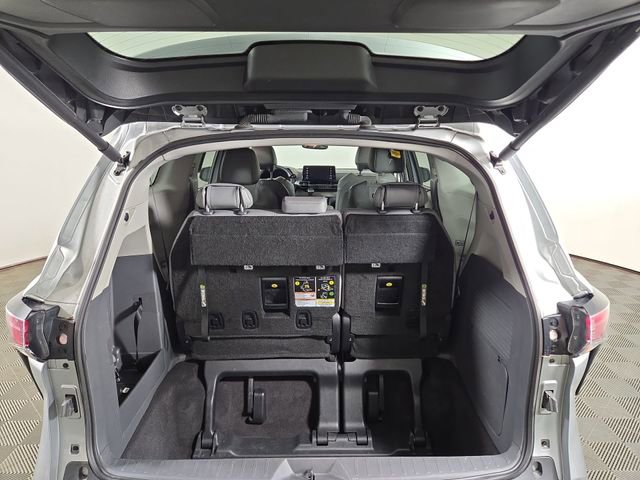 Used 2024 Toyota Sienna XLE image 33