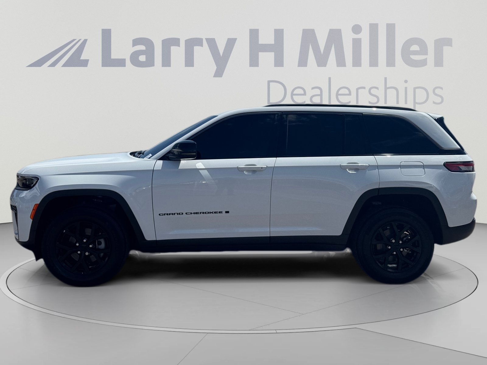 Used 2026 Jeep Grand Cherokee Altitude AWD/4WD image 2