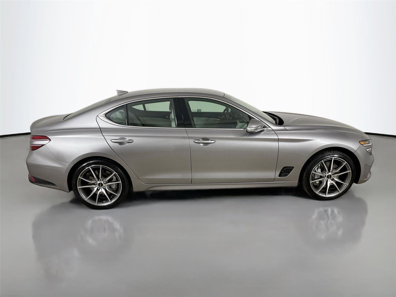 Used 2025 Genesis G70 2.5T image 8