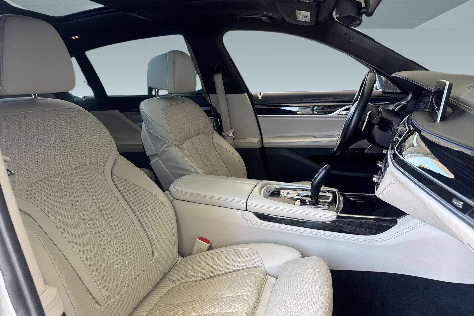 Certified 2022 BMW 750i xDrive w/ Executive Package AWD/4WD image 31