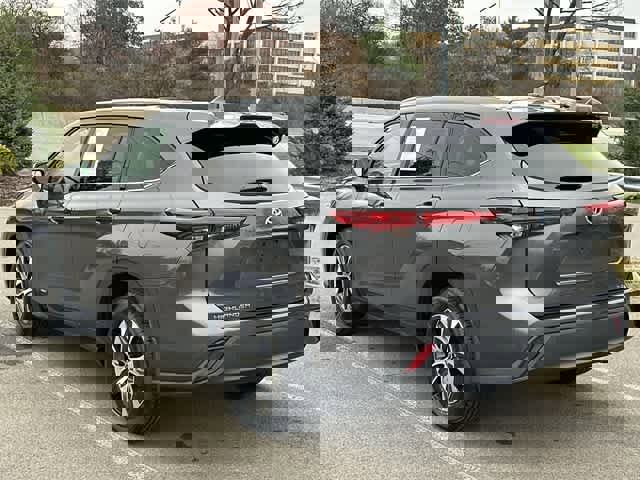 Used 2022 Toyota Highlander XLE image 35