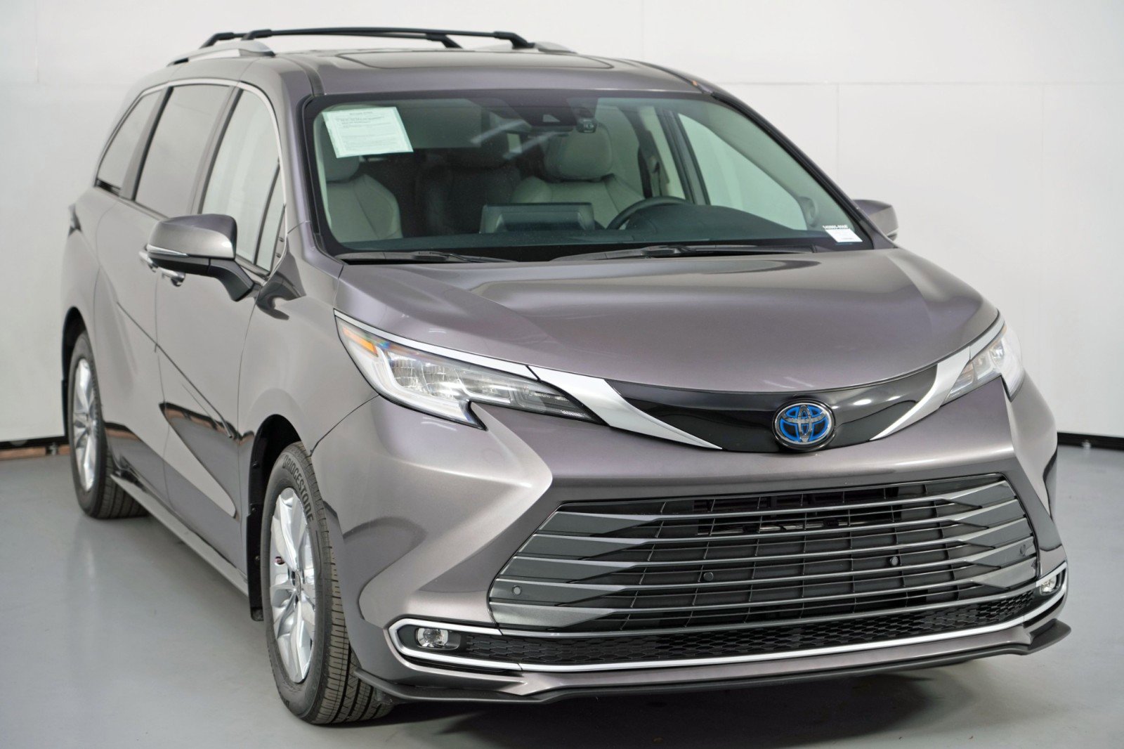 Used 2024 Toyota Sienna Limited image 58