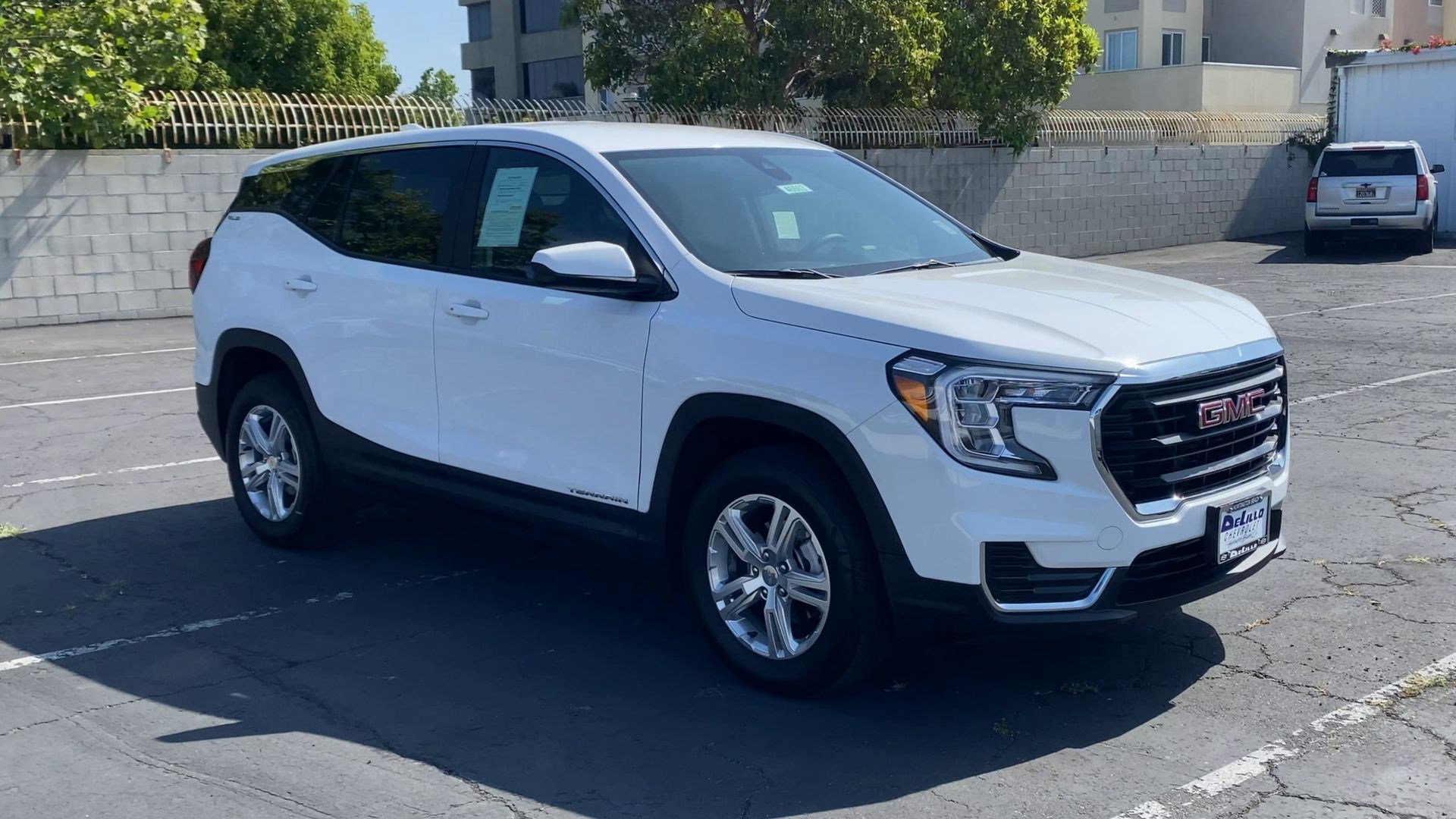 Used 2024 GMC Terrain SLE image 3