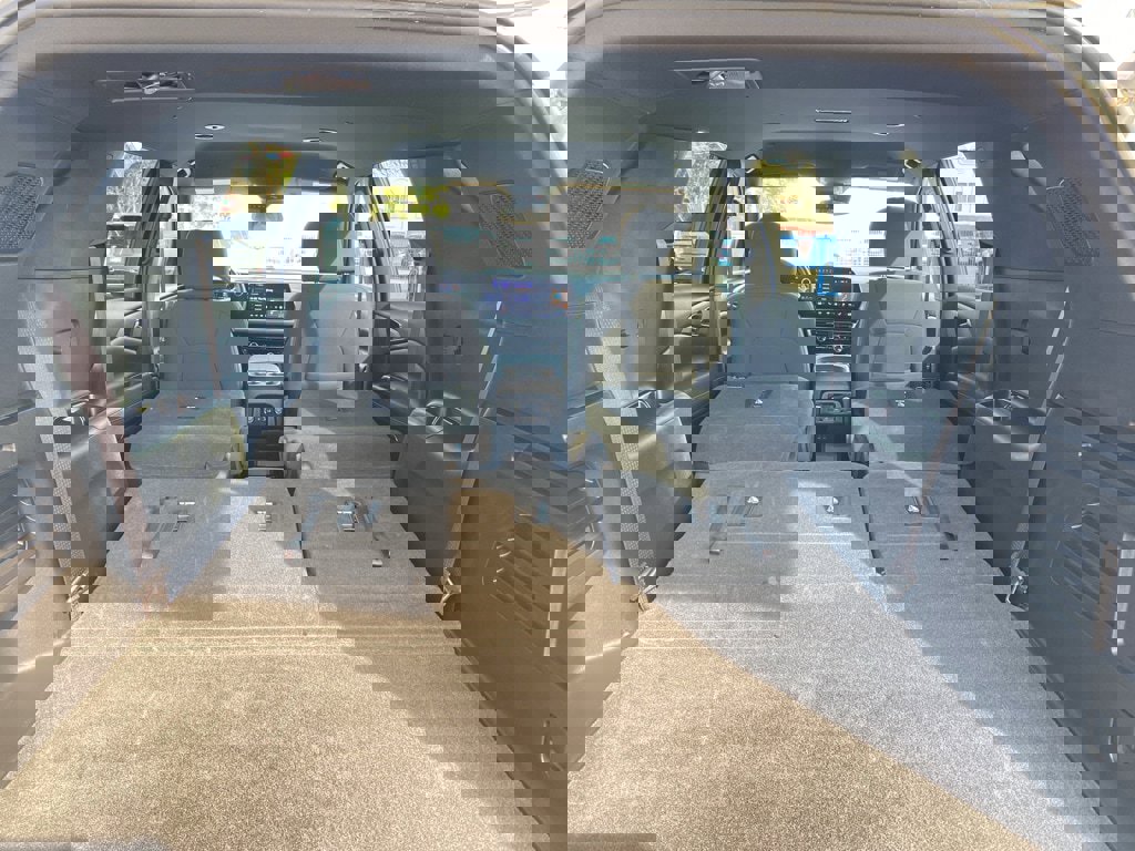 Used 2025 Chevrolet Traverse LT image 19