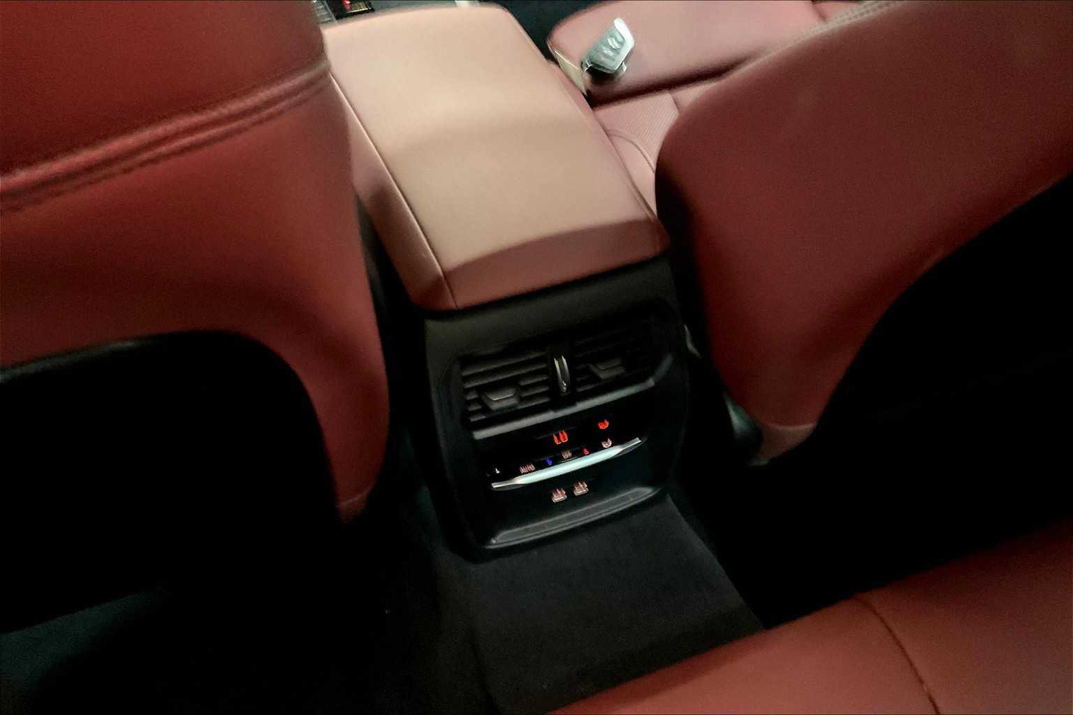 Used 2025 BMW 330i Sedan w/ Premium Package image 38