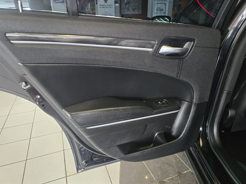 Used 2022 Chrysler 300 Touring L image 10