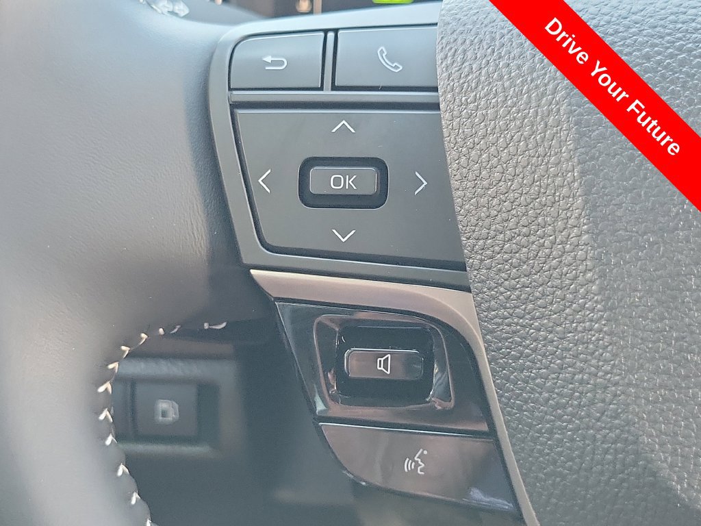 Used 2025 Toyota Camry SE w/ Convenience Package FWD image 5