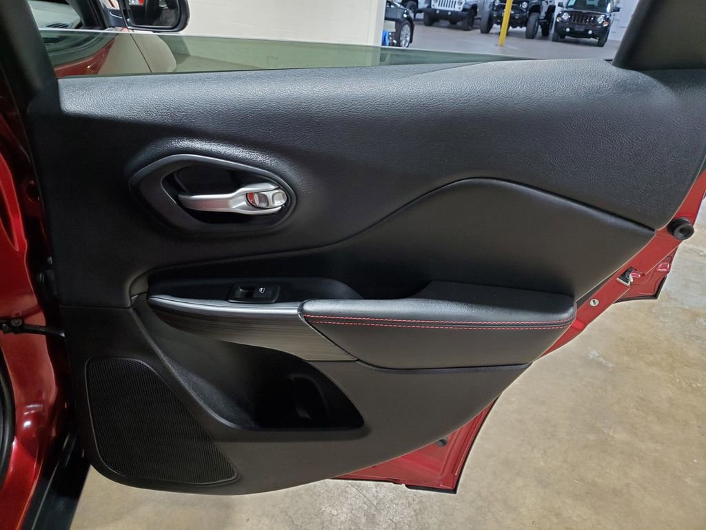 Used 2015 Jeep Cherokee Trailhawk w/ Comfort/Convenience Group image 25