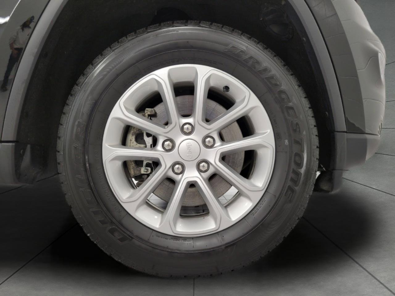 Used 2021 Jeep Grand Cherokee Laredo w/ Security & Convenience Group image 4