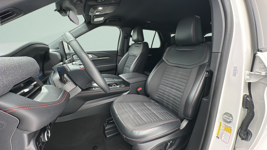Used 2025 Ford Explorer ST-Line w/ ST-Line Street Pack AWD/4WD image 13