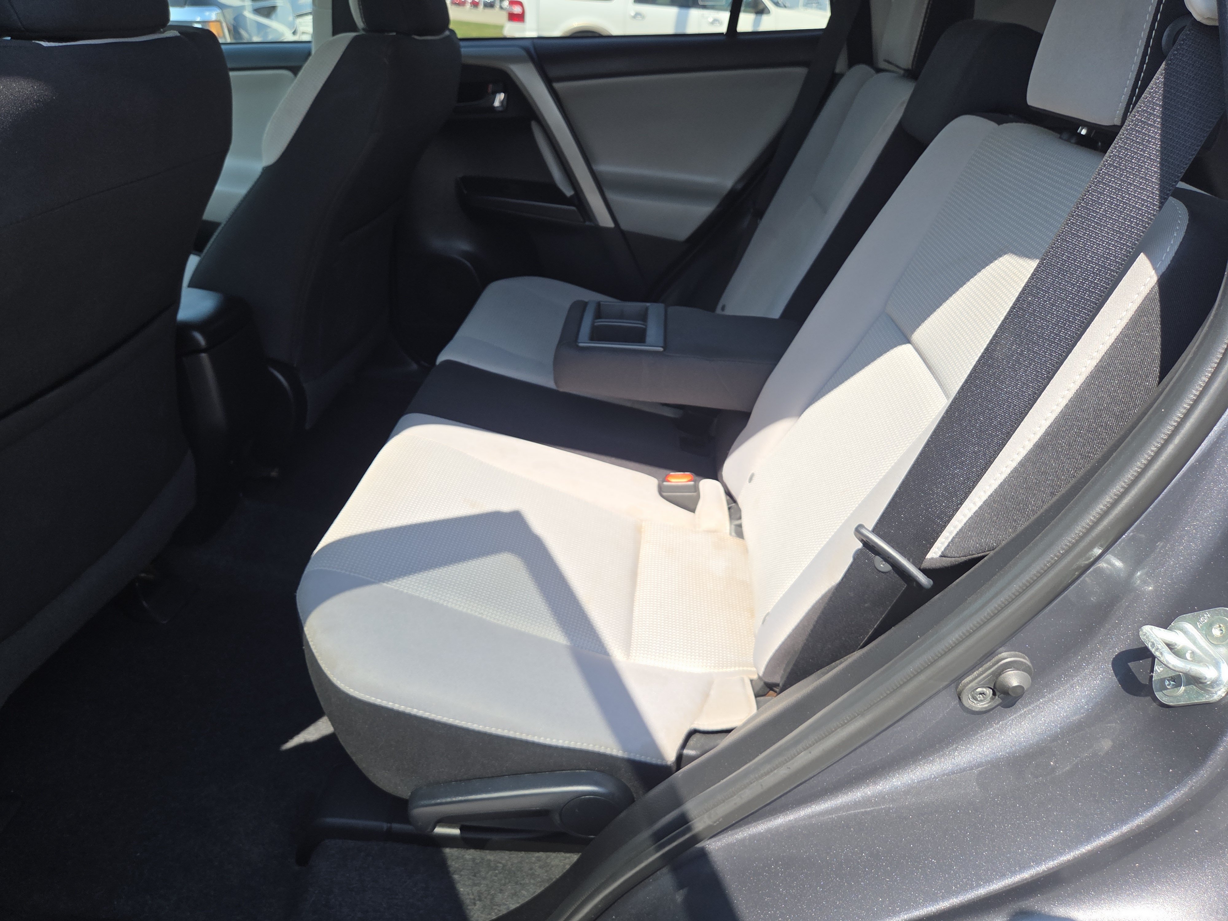 Used 2018 Toyota RAV4 XLE AWD/4WD image 9