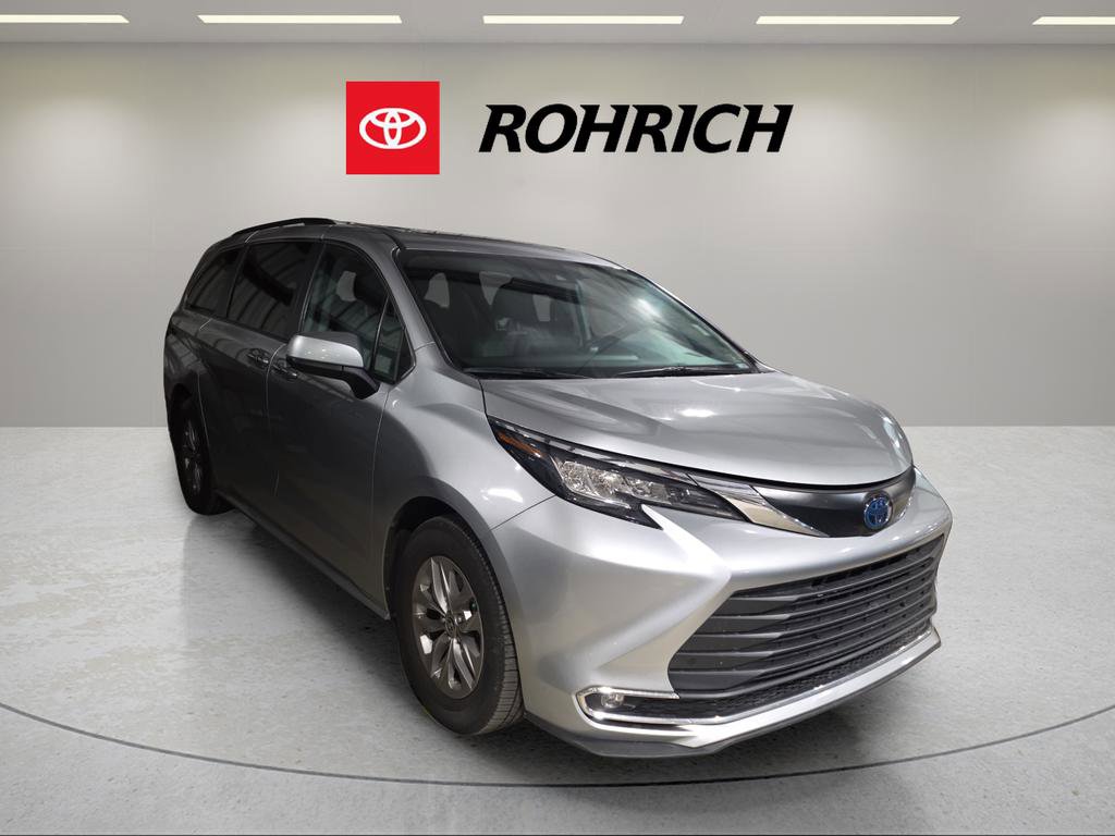 Used 2022 Toyota Sienna XLE image 2