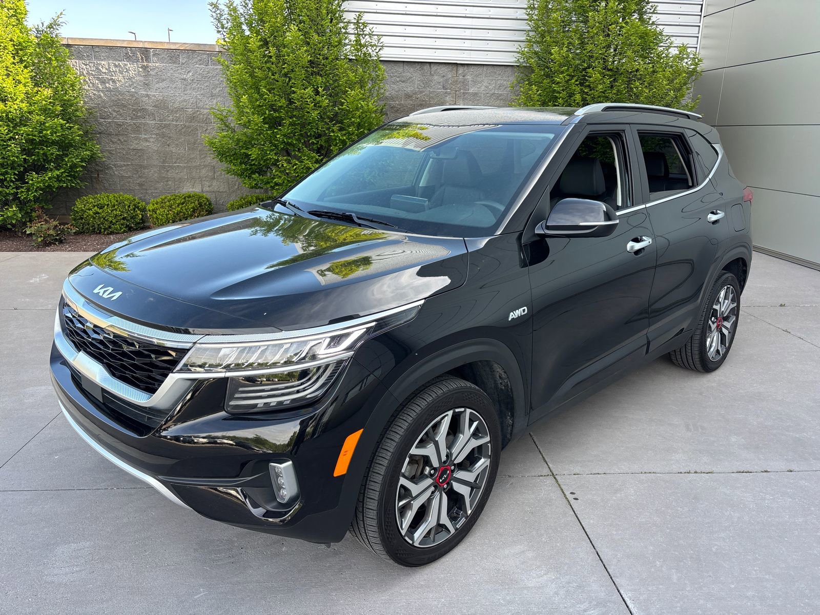 Used 2023 Kia Seltos SX w/ SX Sunroof Package AWD/4WD image 2