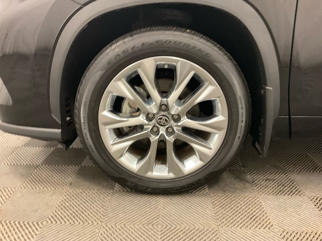 Used 2023 Toyota Highlander Limited image 16