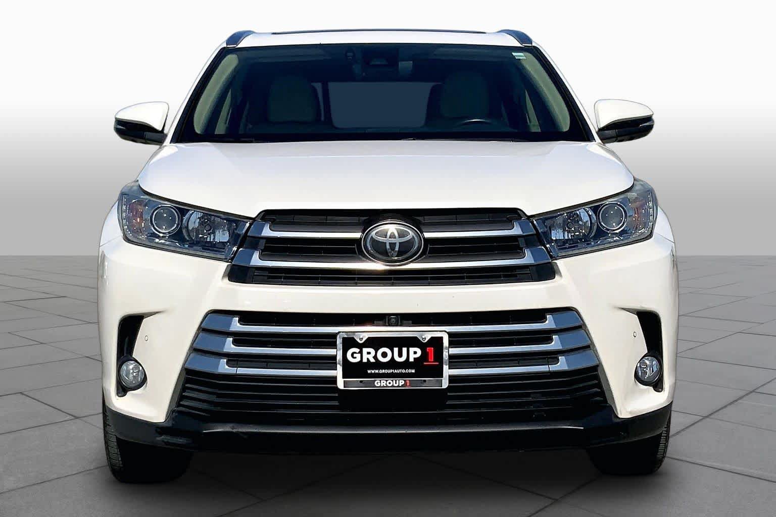 Used 2018 Toyota Highlander Limited Platinum FWD image 4