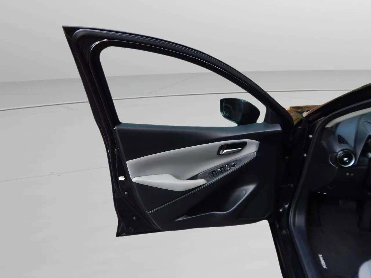 Used 2019 Toyota Yaris XLE image 12