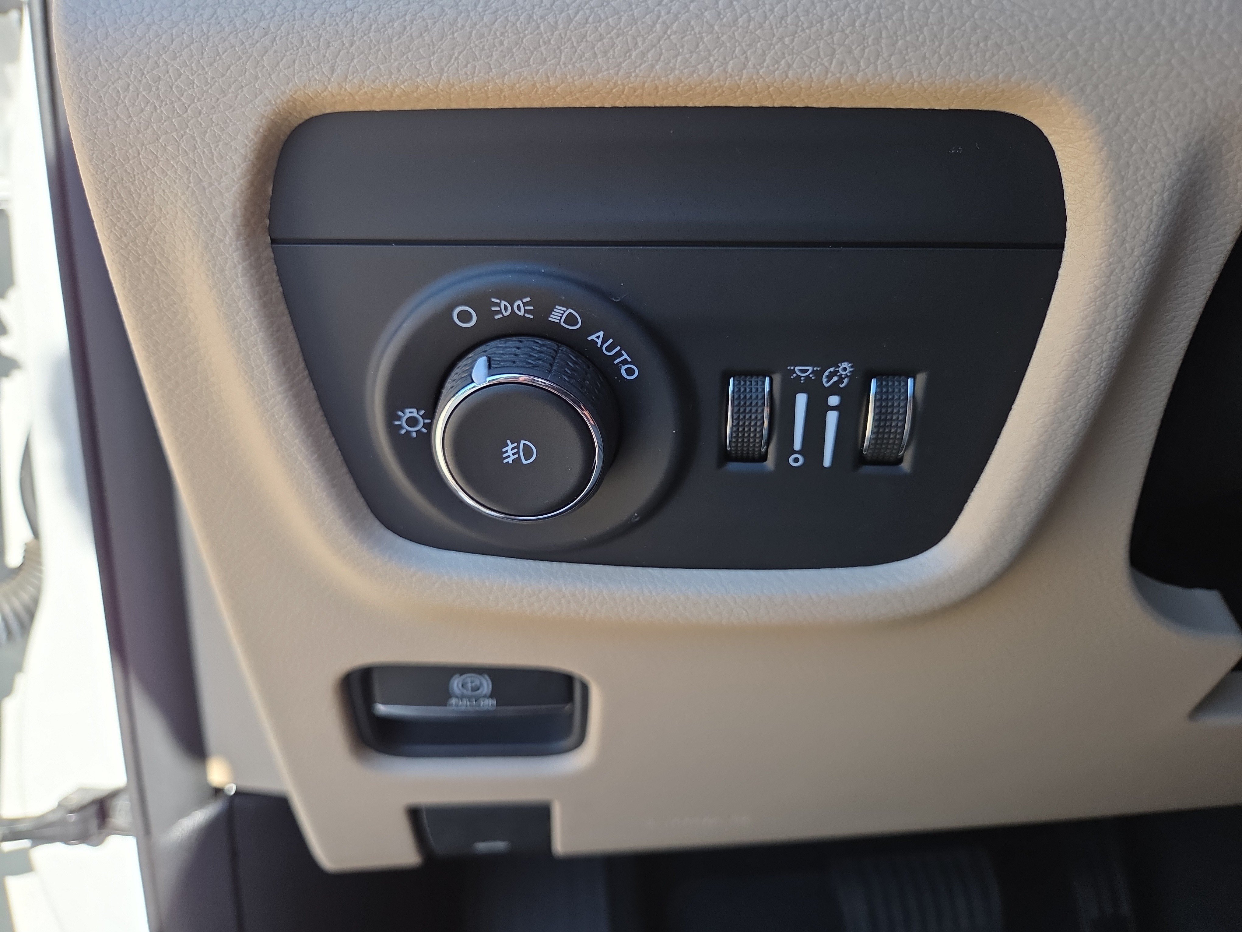Used 2023 Jeep Grand Cherokee Limited AWD/4WD image 30