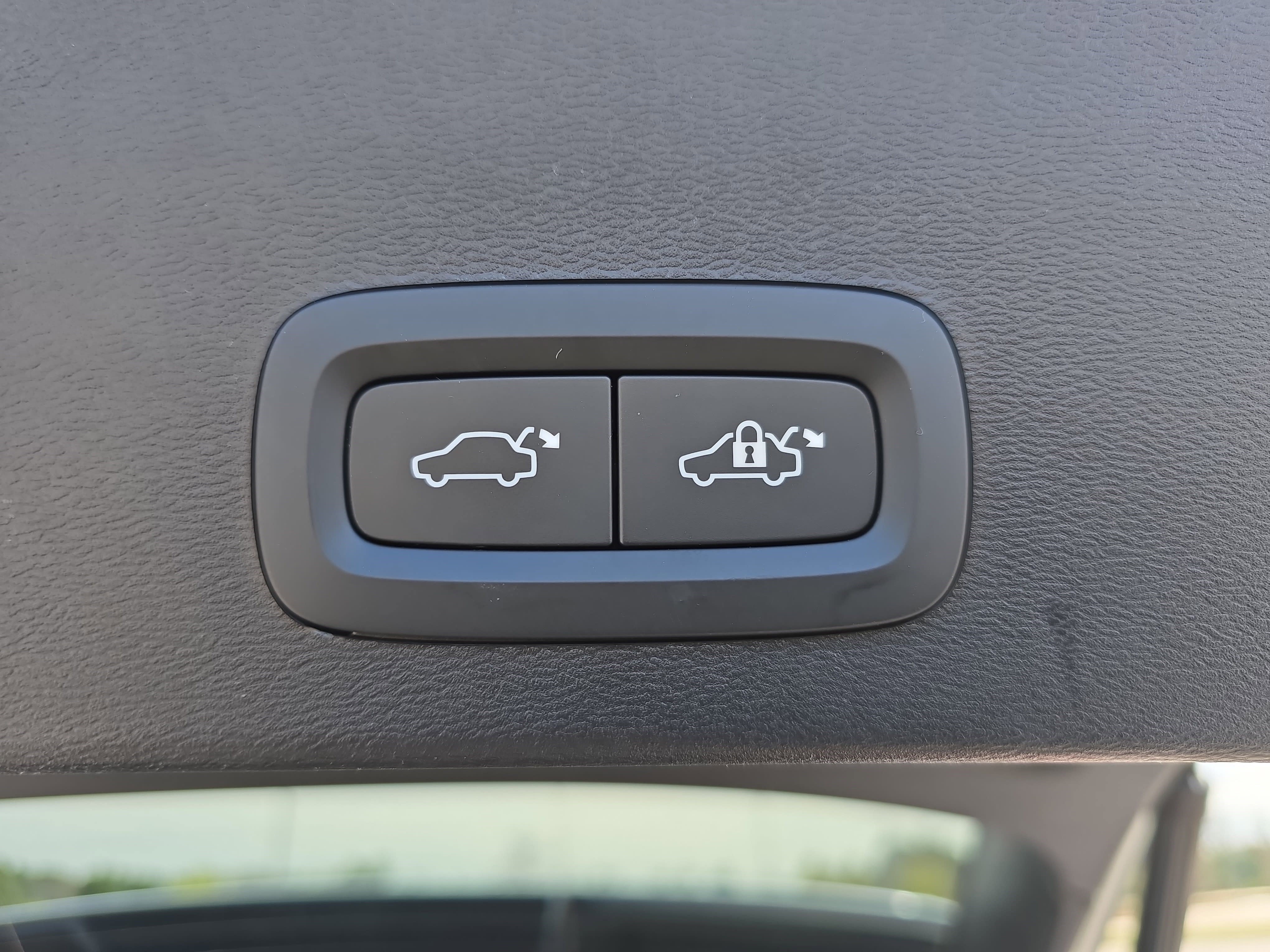 Used 2023 Volvo XC40 B4 Plus w/ Driver Assist Package image 14