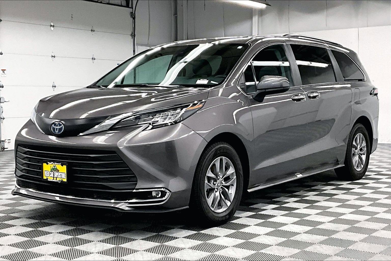 Used 2023 Toyota Sienna XLE FWD image 12