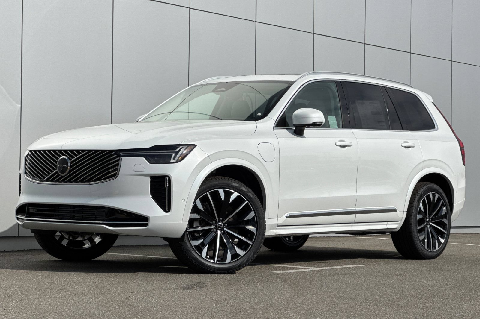 New 2026 Volvo XC90 T8 Ultra w/ Protection Package AWD/4WD image 1