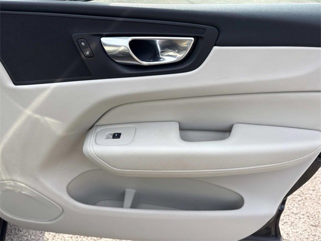 Used 2021 Volvo XC60 T5 Momentum w/ Premium Package image 23