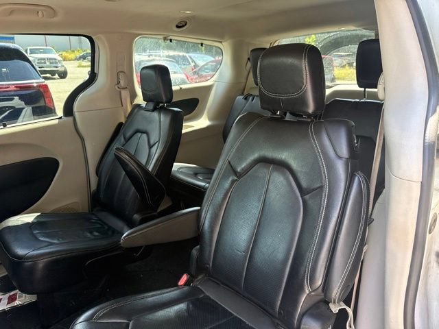 Used 2022 Chrysler Pacifica Touring-L FWD image 17