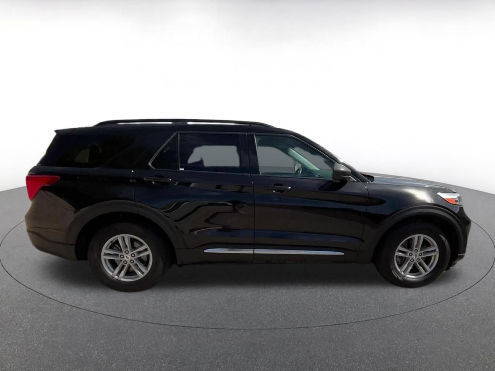 Used 2024 Ford Explorer XLT w/ Equipment Group 202A RWD image 16