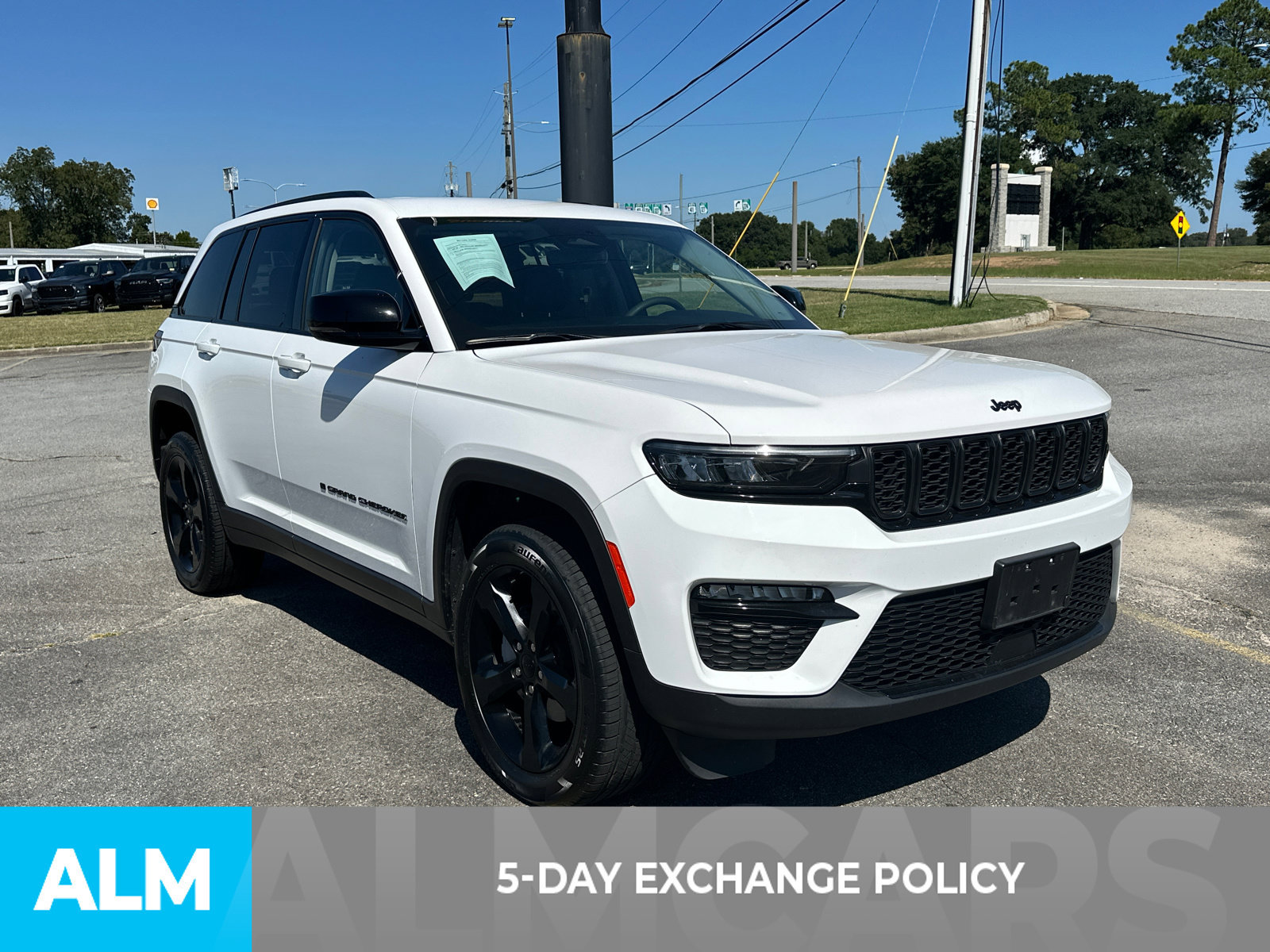 Used 2023 Jeep Grand Cherokee Limited w/ Black Appearance Package AWD/4WD image 3