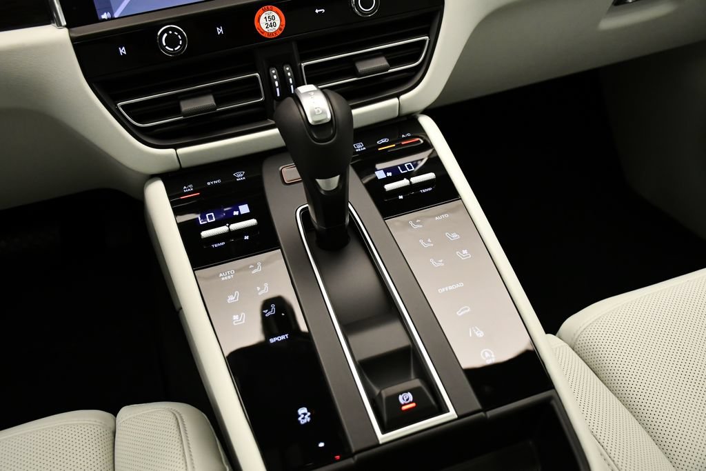 Certified 2026 Porsche Macan Turbo AWD/4WD image 33
