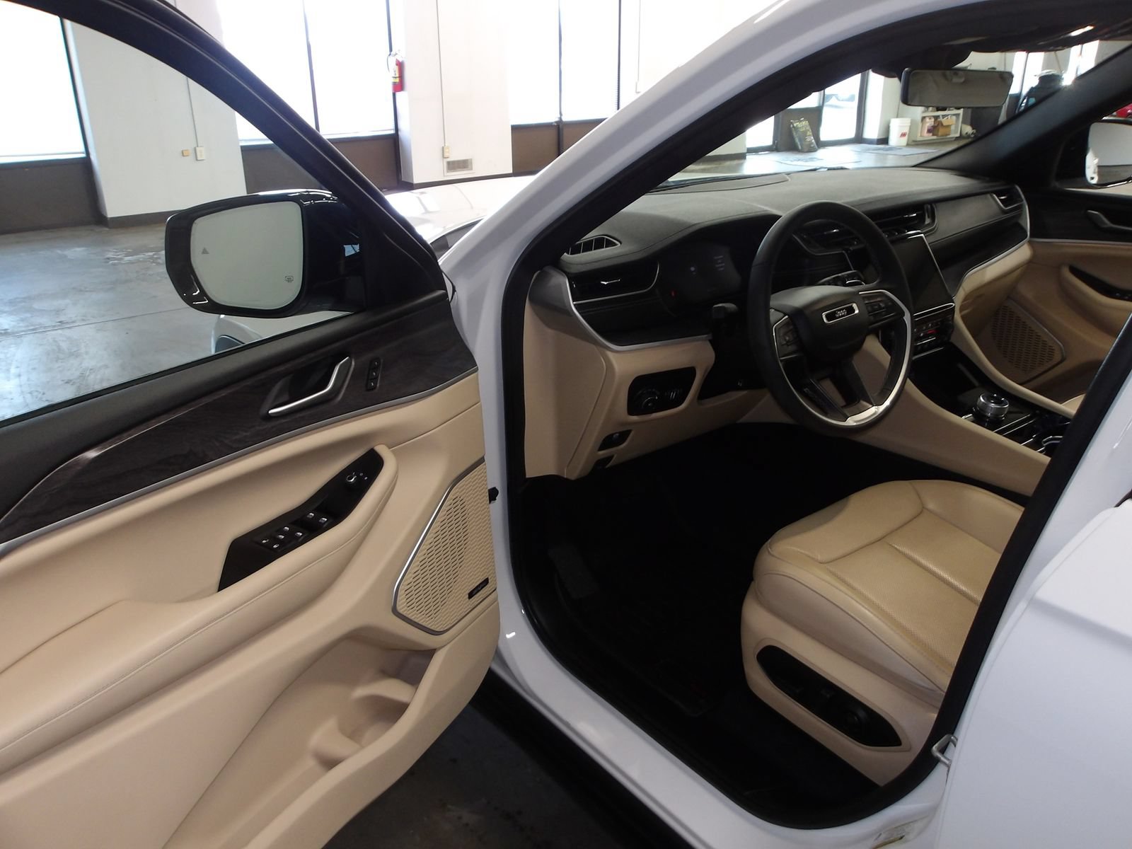 Used 2023 Jeep Grand Cherokee Limited w/ Luxury Tech Group II AWD/4WD image 8