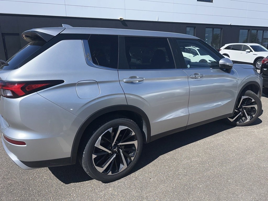 Used 2024 Mitsubishi Outlander SE image 4