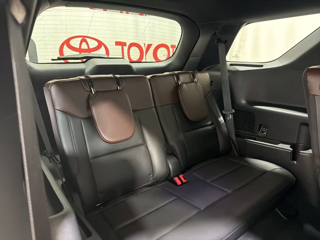 Used 2023 Ford Explorer Platinum w/ Technology Package AWD/4WD image 17