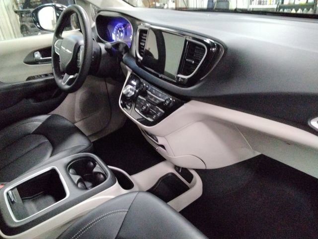 Used 2024 Chrysler Pacifica Touring-L image 21